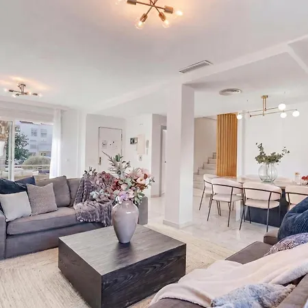 Villa Vacation Marbella I Sunny Camelia Heated Pool, Recently Renovated, Residential Neighborhood In Benalmadena, Short Walk To The Beach, Cinema Benalmádena